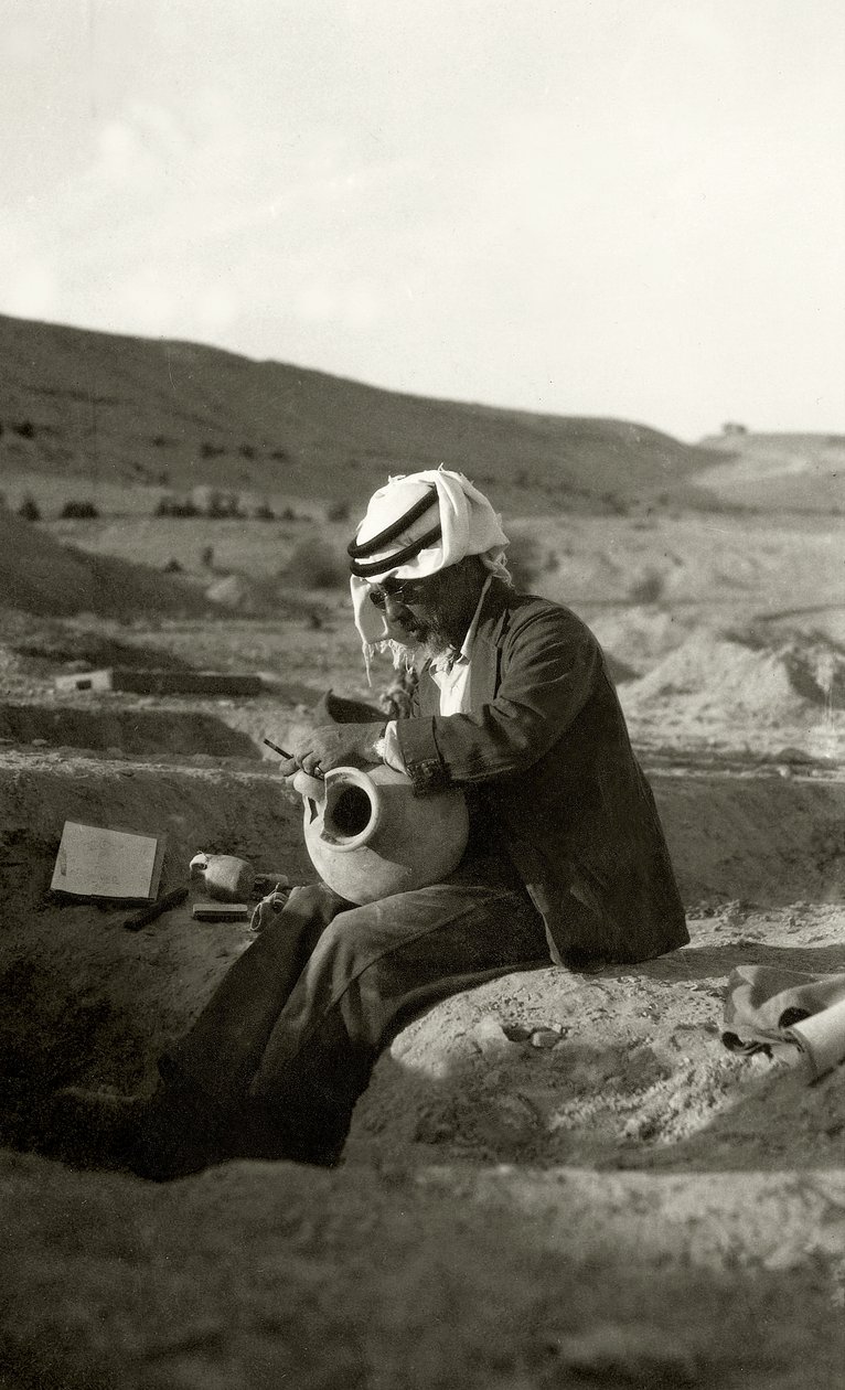 John Garstang in Jericho beim Studium eines Kruges aus der Mittelbronzezeit, ca. 1800 v. Chr., 1930 von English Photographer