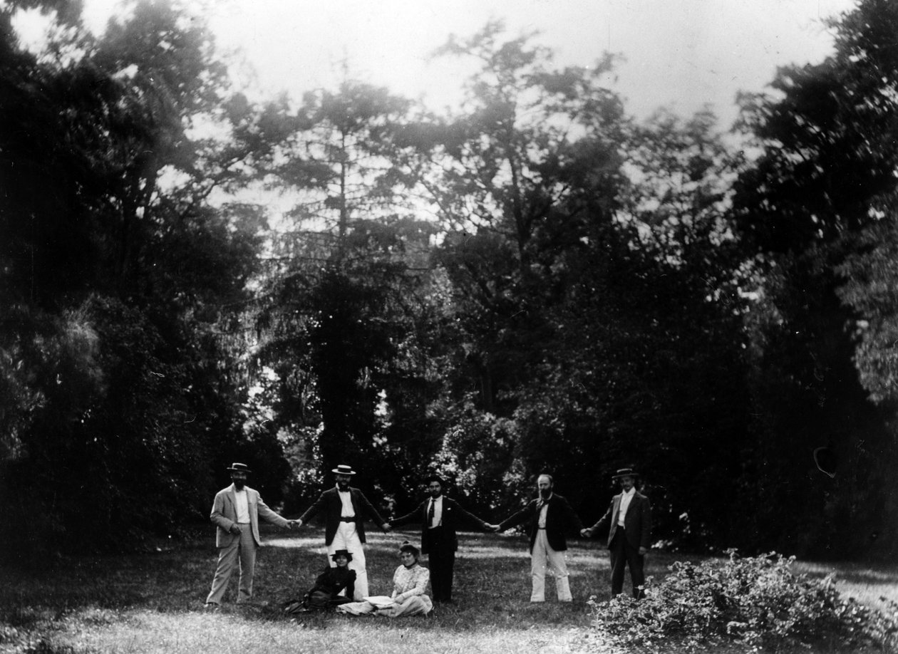 Gruppe von Freunden, die sich im Garten von Le Relais, dem Zuhause der Familie Natanson in Villeneuve-sur-Yonne, an den Händen halten, ca. 1899 von French Photographer