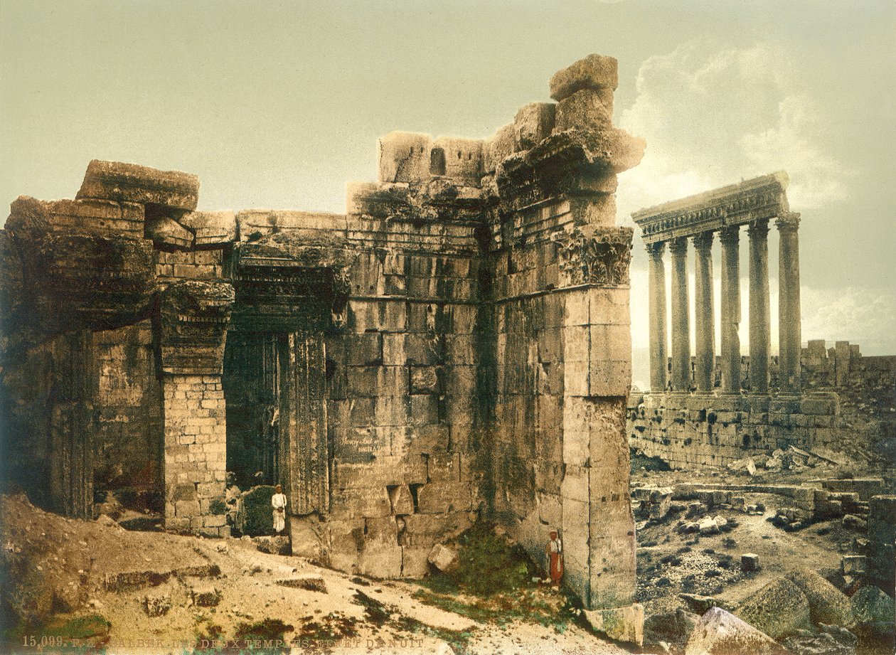 Tempel des Jupiter Eingang, Baalbek, ca. 1880-1900 von Swiss Photographer