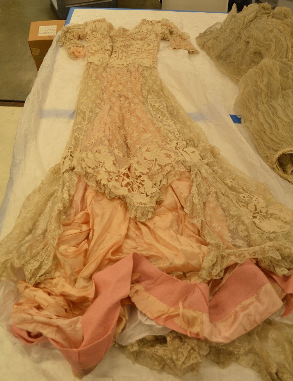 Kleid aus Spitze, das auf der belgischen Ausstellung auf der Weltausstellung 1904 gekauft wurde von Unknown