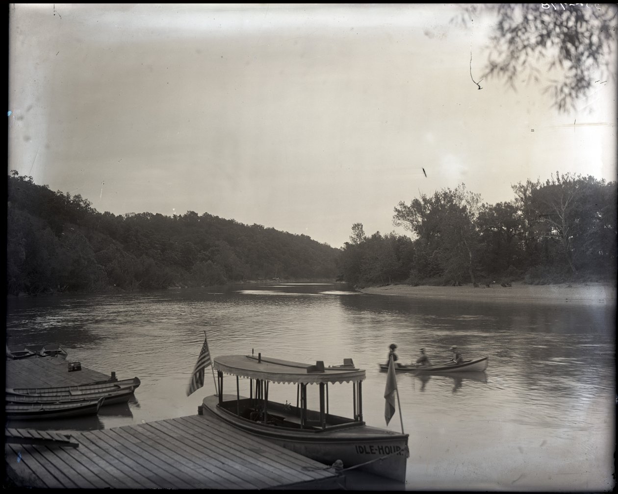 Freizeitboote auf einem Fluss von Unknown