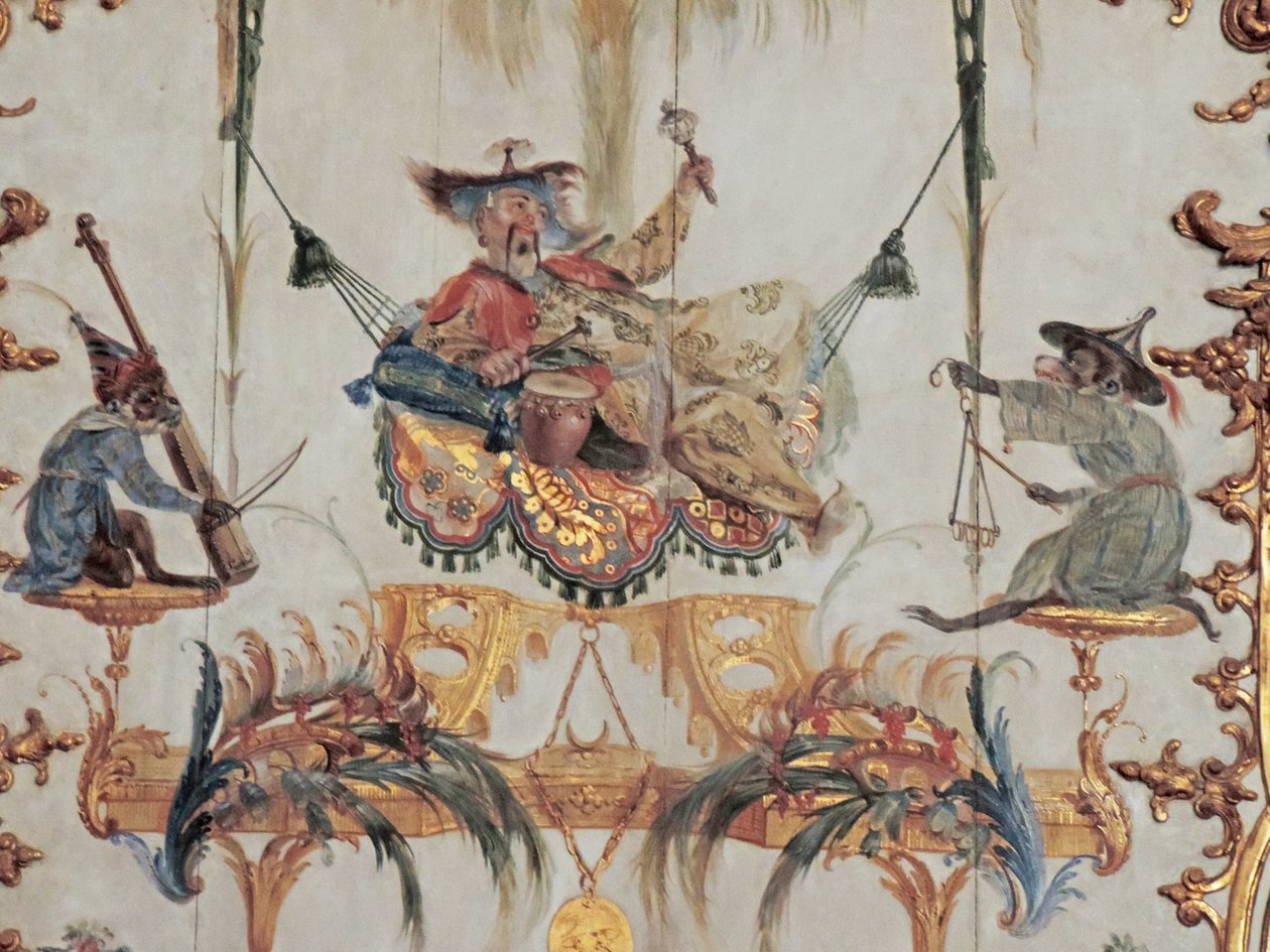 Chantilly, Schloss: Ein Detail der Dekoration in der Grande Singerie von Christophe Huet, 1737 von Unknown