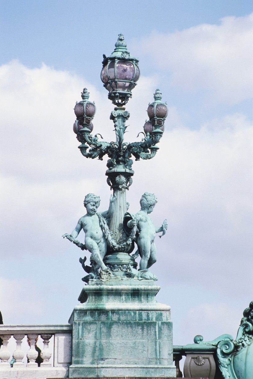 Frankreich, Paris, Metallstatue von nackten Kindern auf der Pont Alexander III, dekorierte Laternenpfahl mit Skulpturen von Unknown