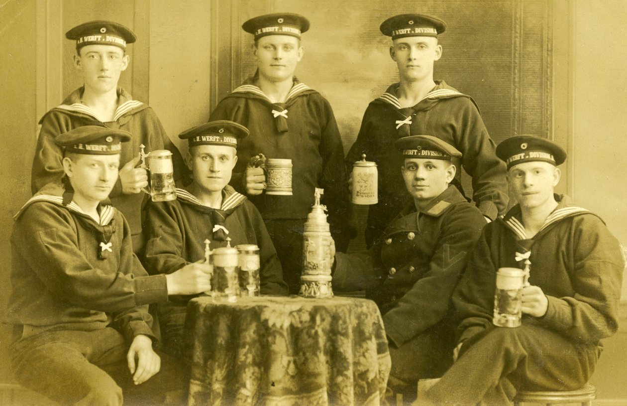 Deutsche WW1 Kaiserliche Marine Matrosen beim Biertrinken, ca. 1914 von Unknown
