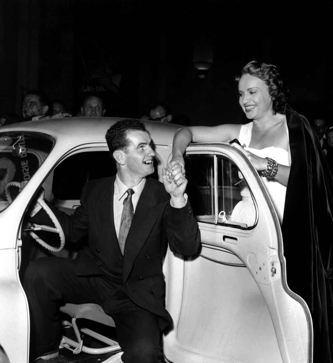 Ginette Leclerc, weibliche Hauptrolle des Films Gas Oil, Félicité Jean Brouat in der Renault 4 Cv während eines Abends im Salle Pleyel anlässlich der Vorführung des Films Gas Oil am 13. Oktober von Unknown