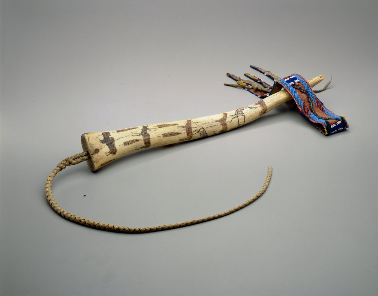 Peitsche, graviertes Elchgeweih, Osage Nation, ca. 1875 von American School
