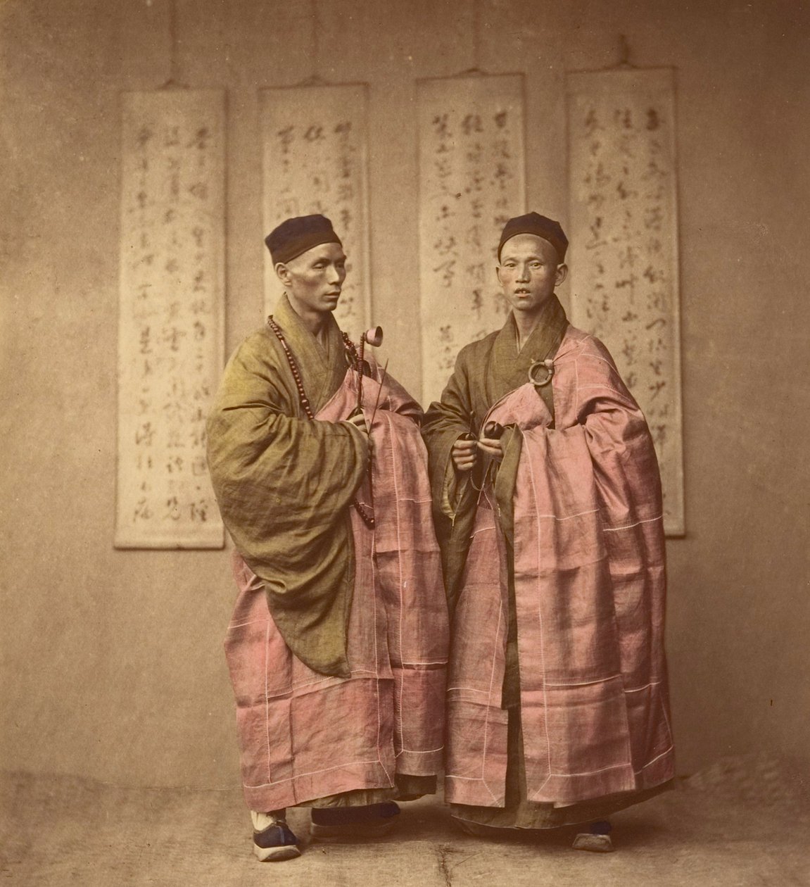 Zwei Männer in rosa Roben, um 1870 von Chinese School