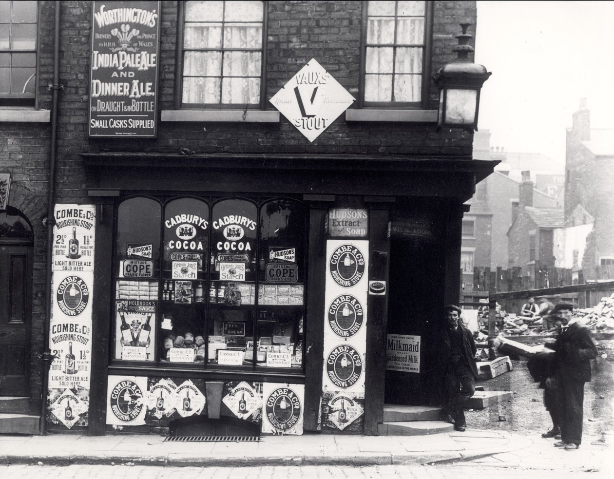 Werbeplakate an einem Geschäft in der North Street, Leeds, ca. 1895-1900 von English Photographer