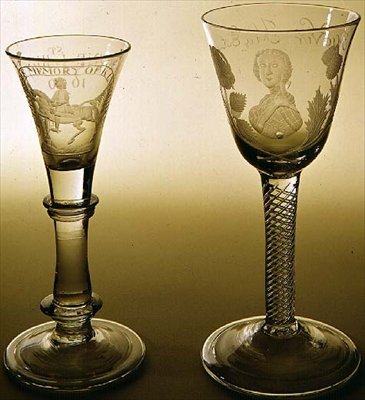Von links nach rechts: Hannoverisches Glas zur Erinnerung an die Schlacht am Boyne, 1690; Jakobitisches Glas graviert mit Porträt von Bonnie Prince Charlie (1720-88) von English School