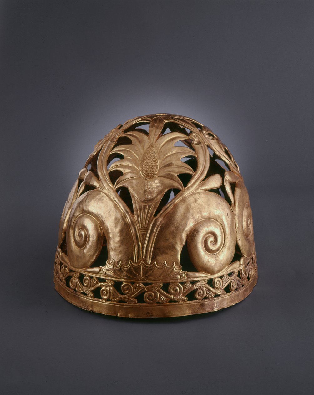 Durchbrochener Helm, verziert mit Ranken, Akanthus und Blumen (Gold) von Greek School