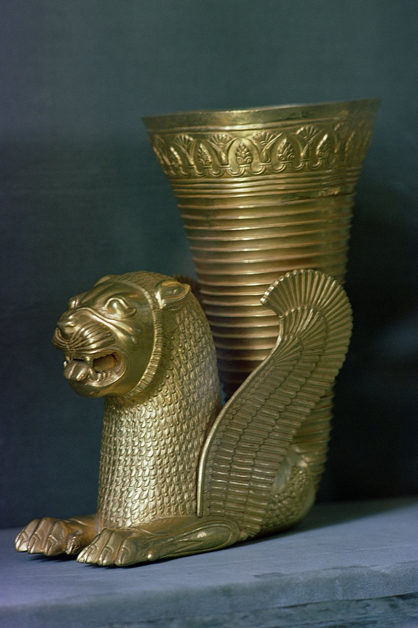 Rhyton in Form eines sitzenden Löwenmonsters, aus Hamadan, Iran (Gold) von Achaemenid