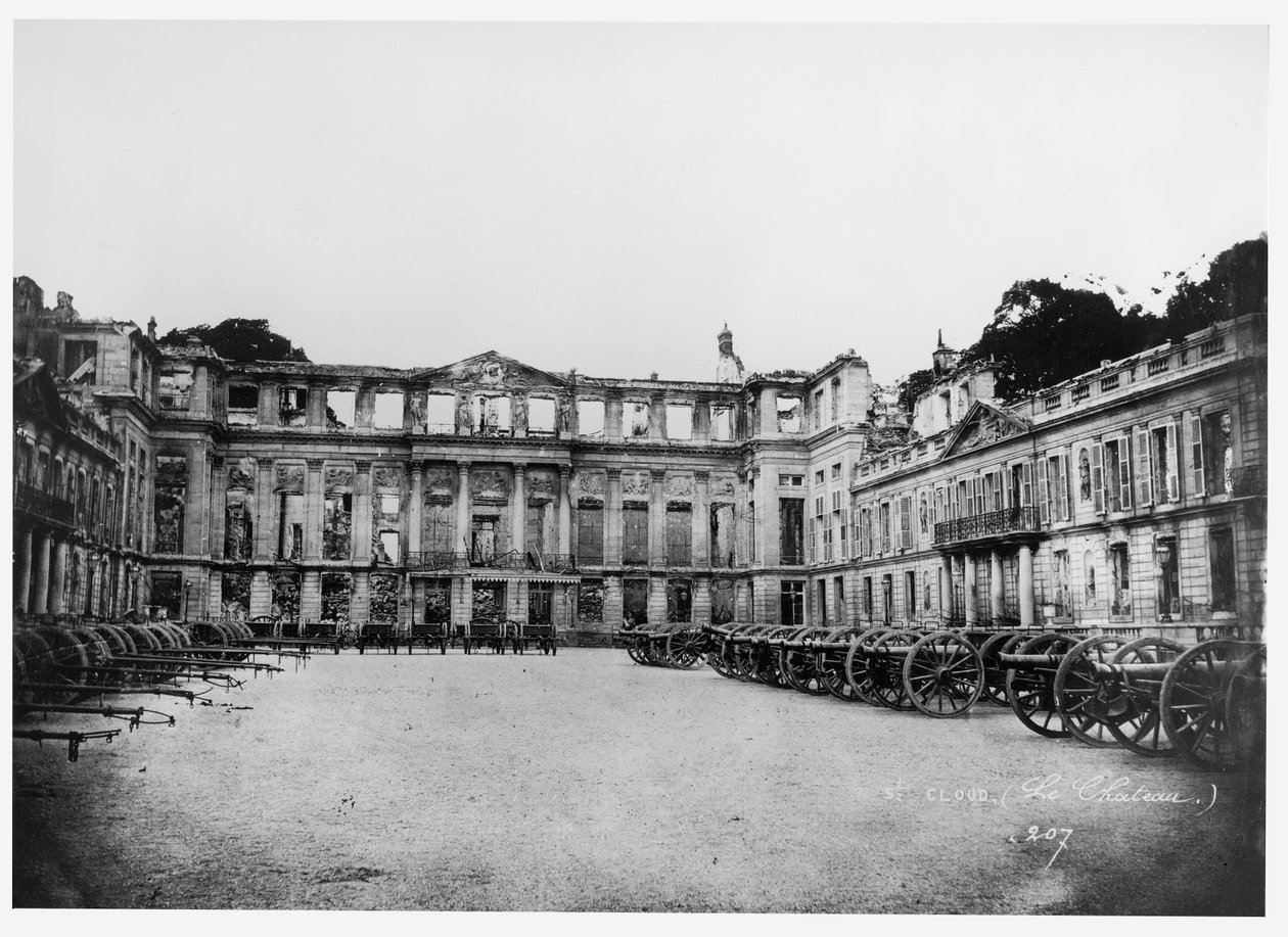 Kanonen im Hof des Château de Saint-Cloud, 1870-1881 von Adolphe Giraudon