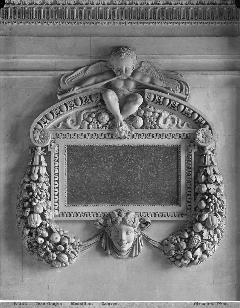 Kartusche von der Karyatiden-Tribüne, spätes 19. Jahrhundert (Detail) von Adolphe Giraudon