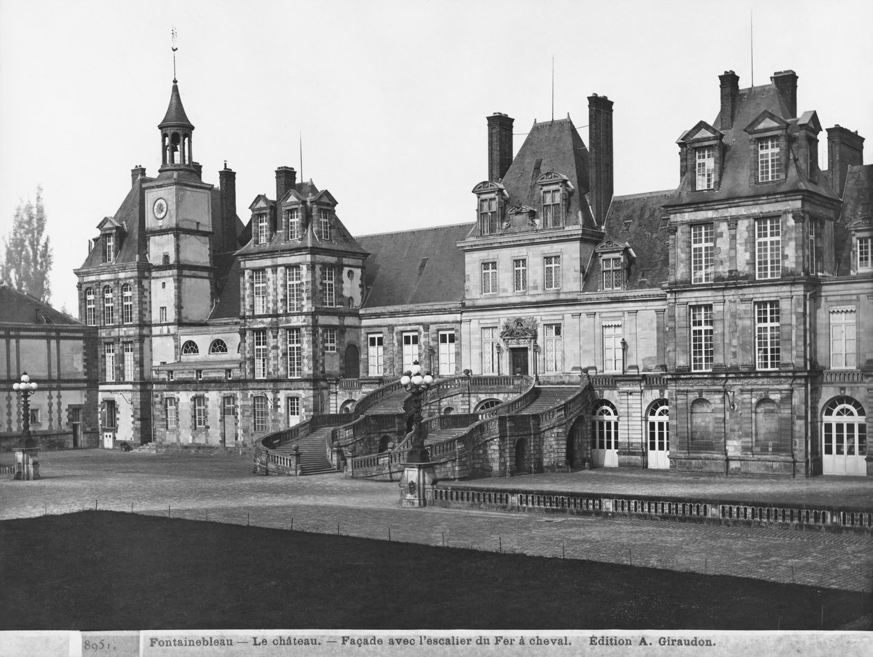 Ansicht des Cour du Cheval Blanc mit der hufeisenförmigen Treppe, ca. 1900 von Adolphe Giraudon