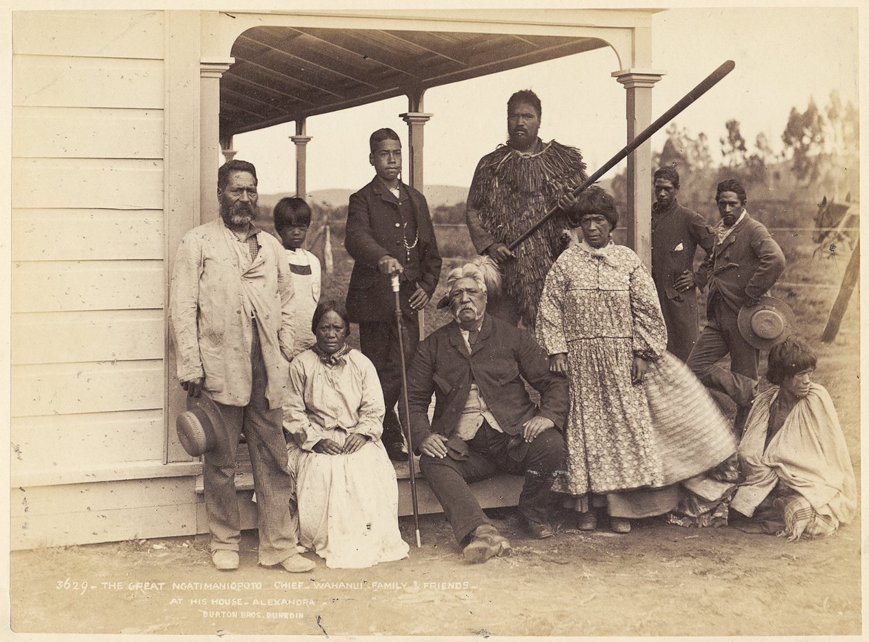 Der große Ngatimaniopoto-Häuptling Wahanaui mit Familie und Freunden in seinem Haus in Alexandra, 7. Juni 1885 von Alfred Burton