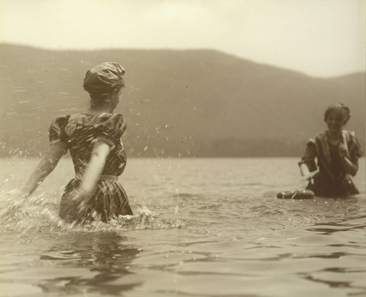 Emmy und Selma, Lake George, 1899 von Alfred Stieglitz
