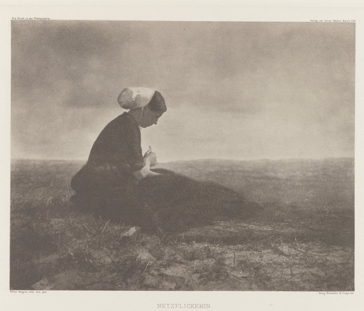 Netzflickerin, Katwijk 1894 von Alfred Stieglitz