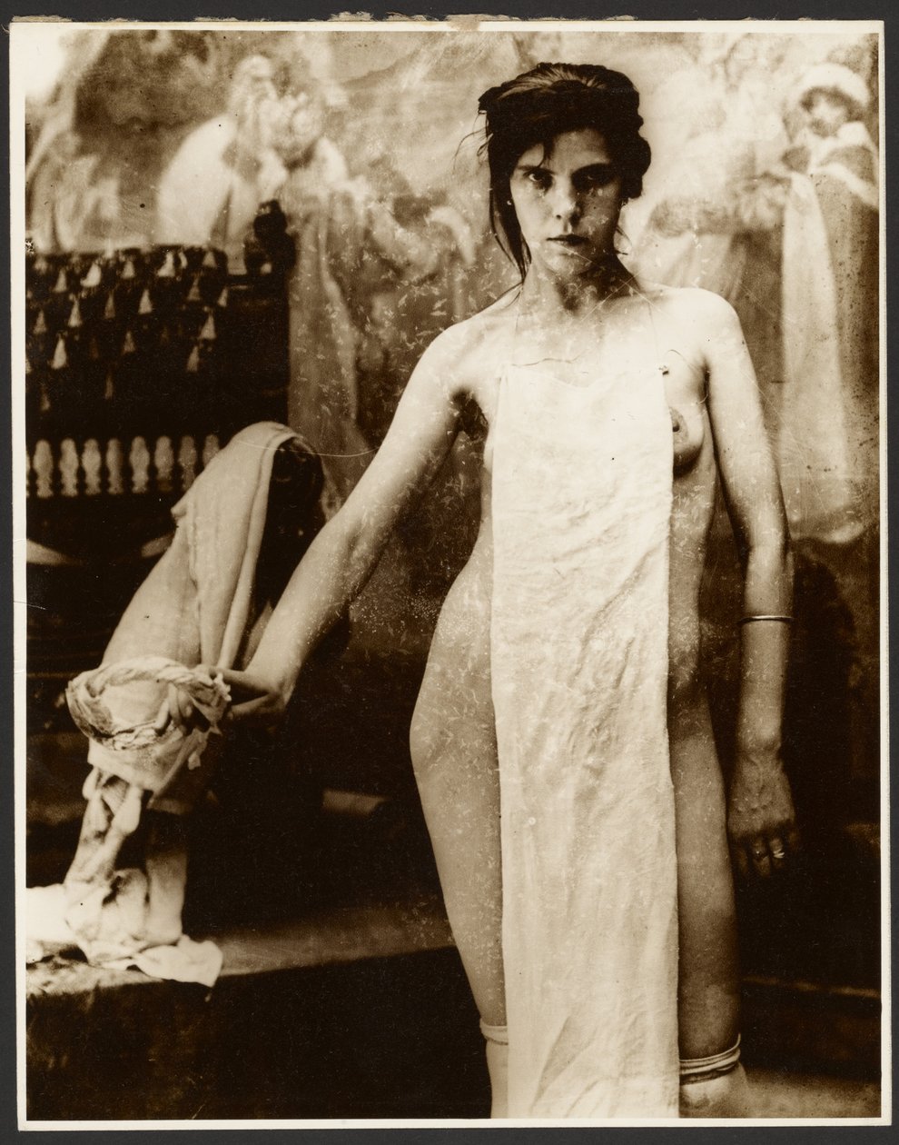Nacktes weibliches Modell mit Stoff drapiert von Alphonse Maria Mucha