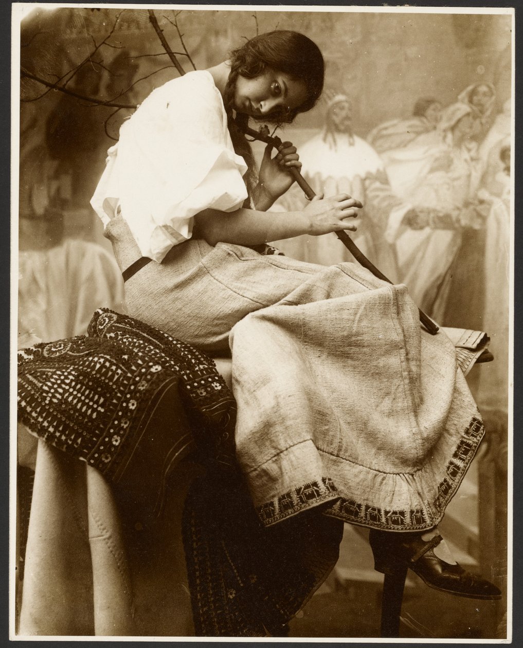 [Sitzendes weibliches Modell mit Baumzweig] von Alphonse Maria Mucha