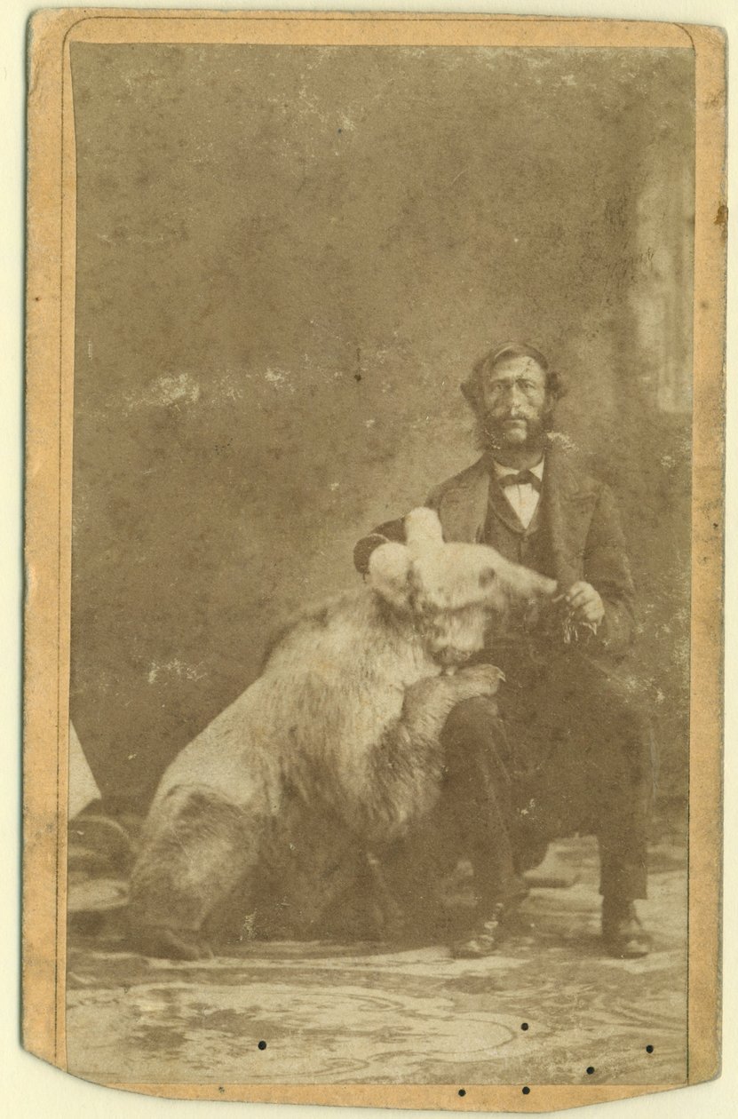 James Capen Grizzly Adams (1807-60) fotografiert mit einem Grizzlybären von American Photographer