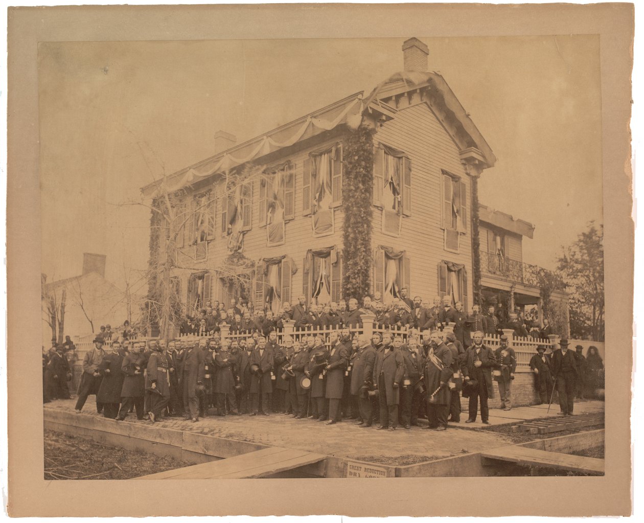 Ovales Foto eines Unionsoffiziers (wahrscheinlich Alba M. Tucker) umgeben von seinem Stab in Louisville, Ky. von American Photographer