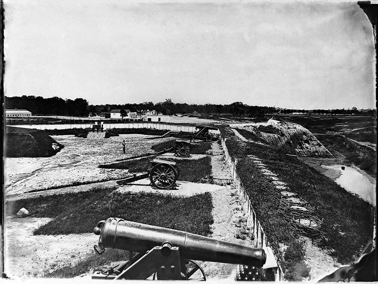 Blick auf Artillerie in Fort Carroll außerhalb von Washington, D.C., um 1865 von American Photographer