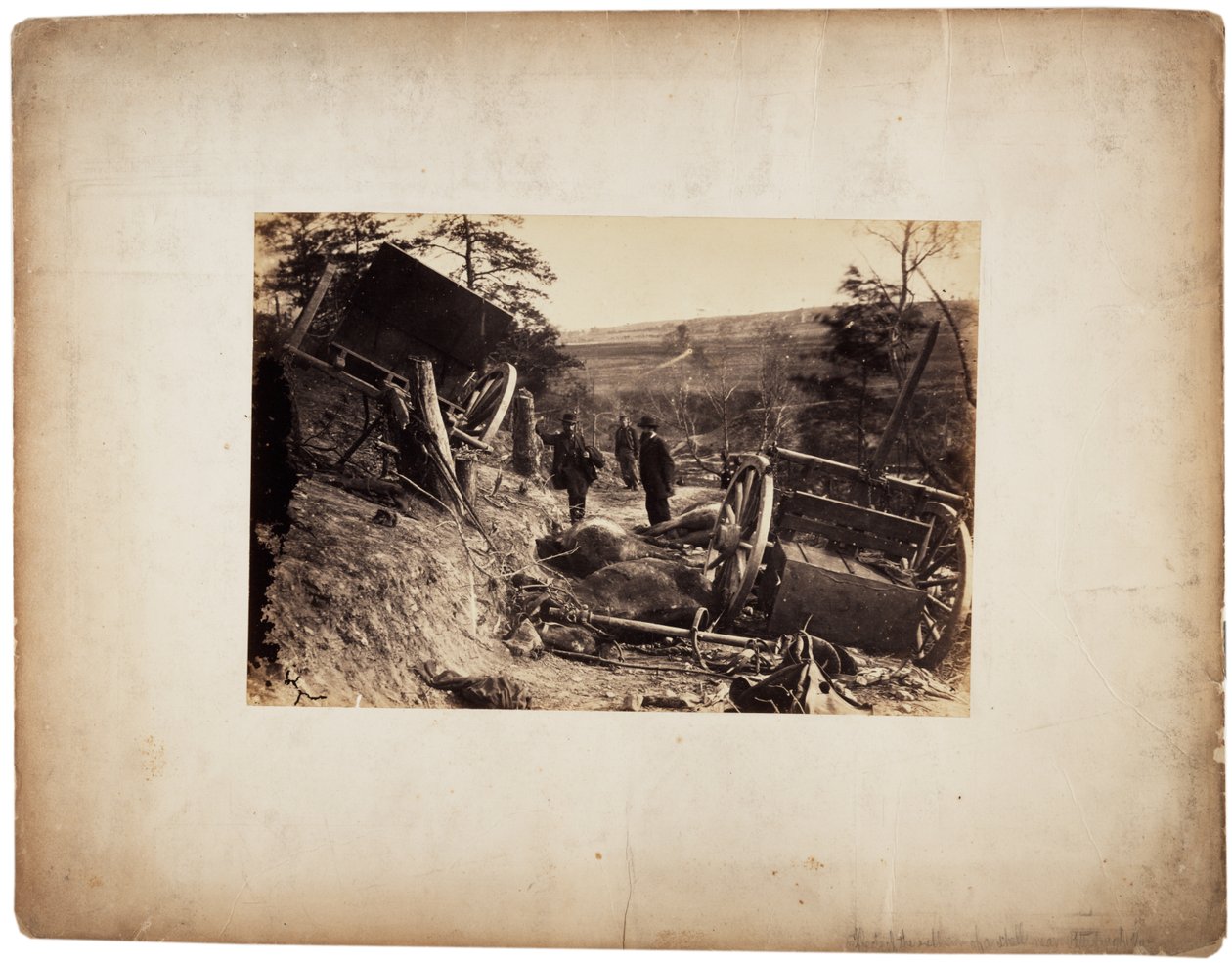 Albuminabzug: Wirkung der Explosion einer Granate, in der Nähe von Fredericksburg, Va., ca. 1862 von Andrew Joseph Russell