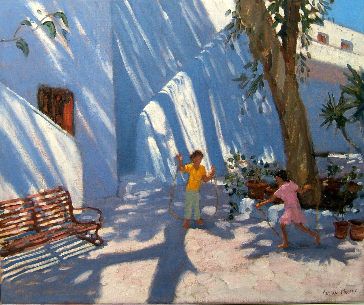 Zwei Mädchen beim Seilspringen, Mykonos von Andrew Macara