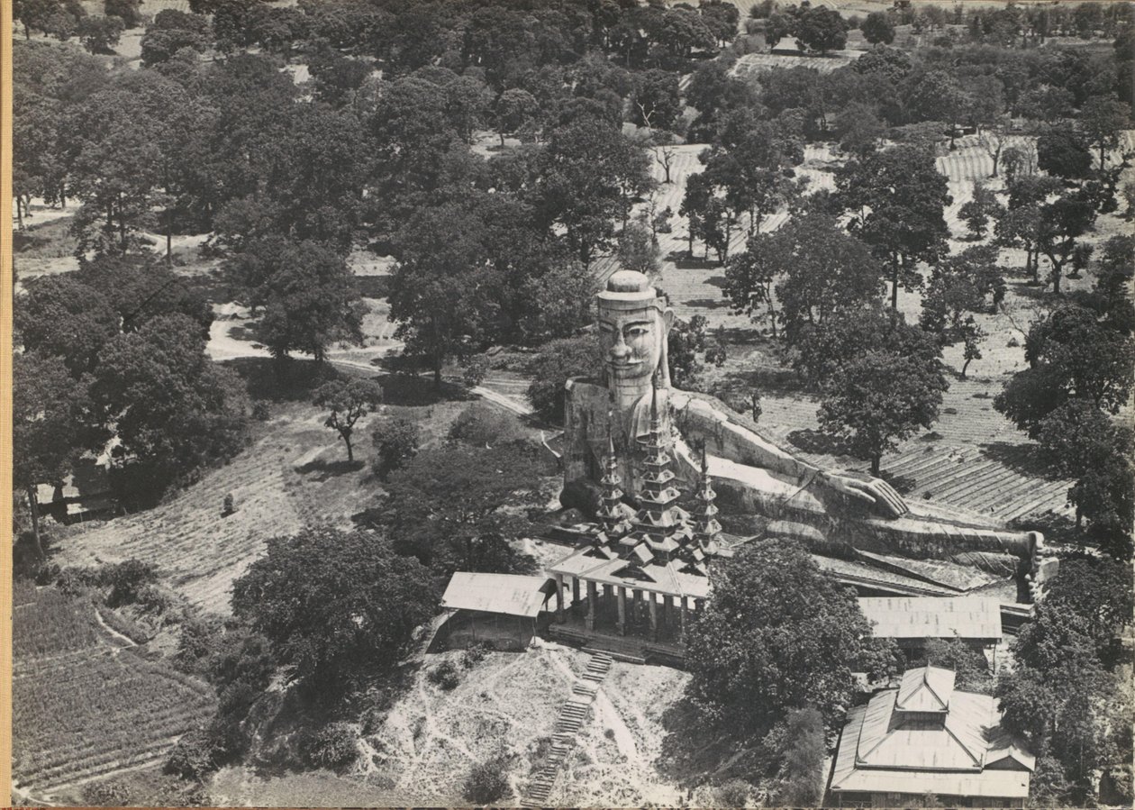 Liegende Buddhastatue und Pagode, aus der Luft gesehen von Anonymous