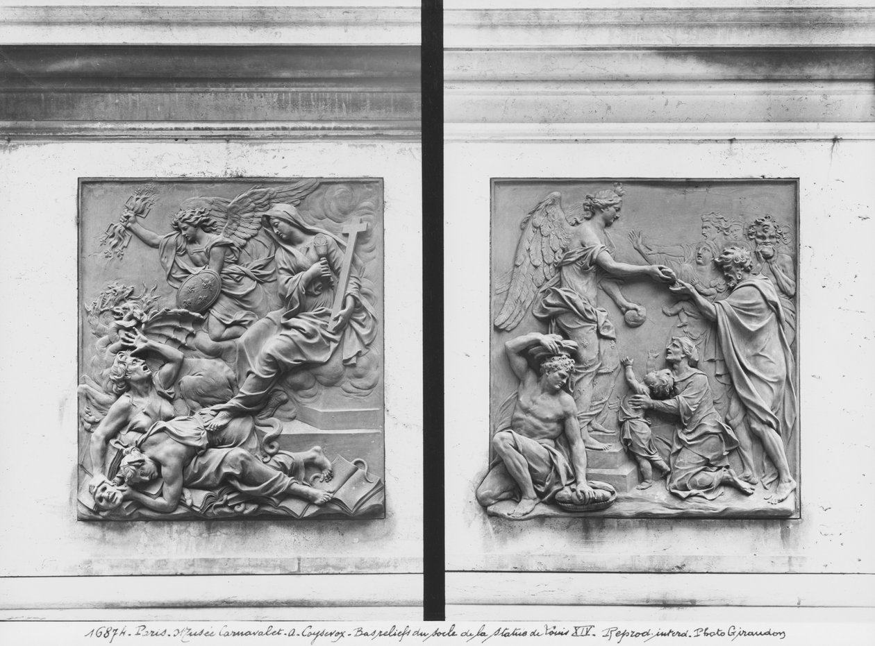 Der Engel Frankreichs vertreibt die Ketzer, Brotverteilung (Detail) von Antoine Coysevox