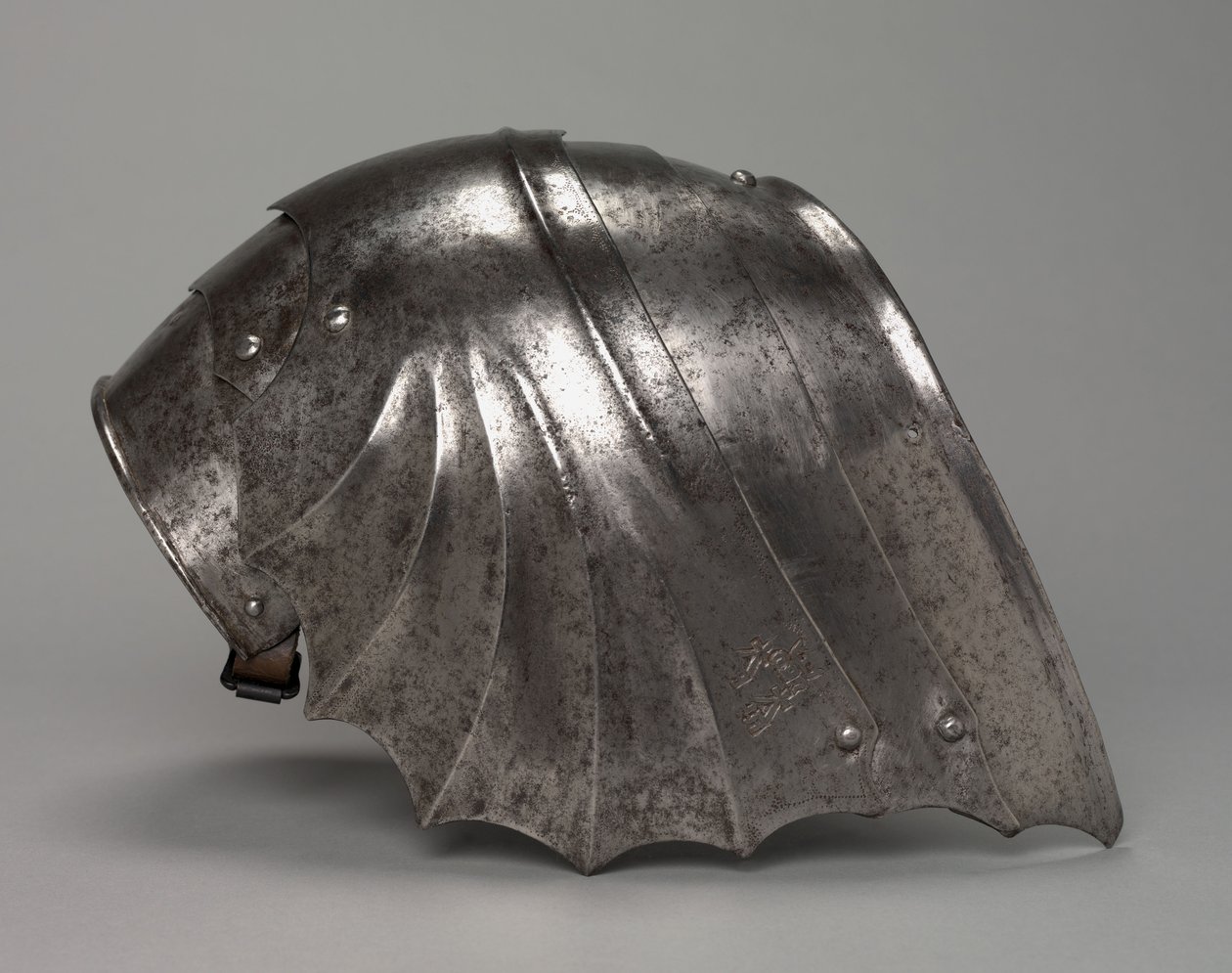 Gotische fächerförmige Schulterplatte, um 1485-1500 von Antonio Missaglia