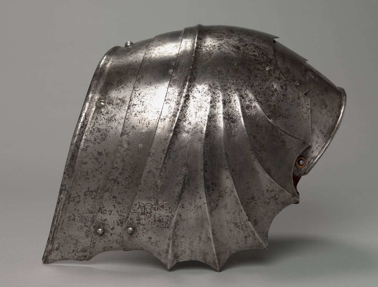 Gotische fächerförmige Schulterplatte, ca. 1485-1500 von Antonio Missaglia