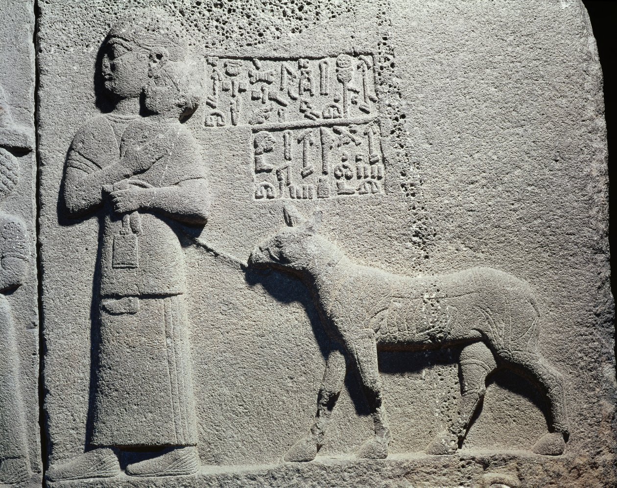 Königin oder Amme, die Tuwarsais, den jüngsten Sohn von König Araras, trägt, Karkemisch, neo-hethitisch von Assyrian