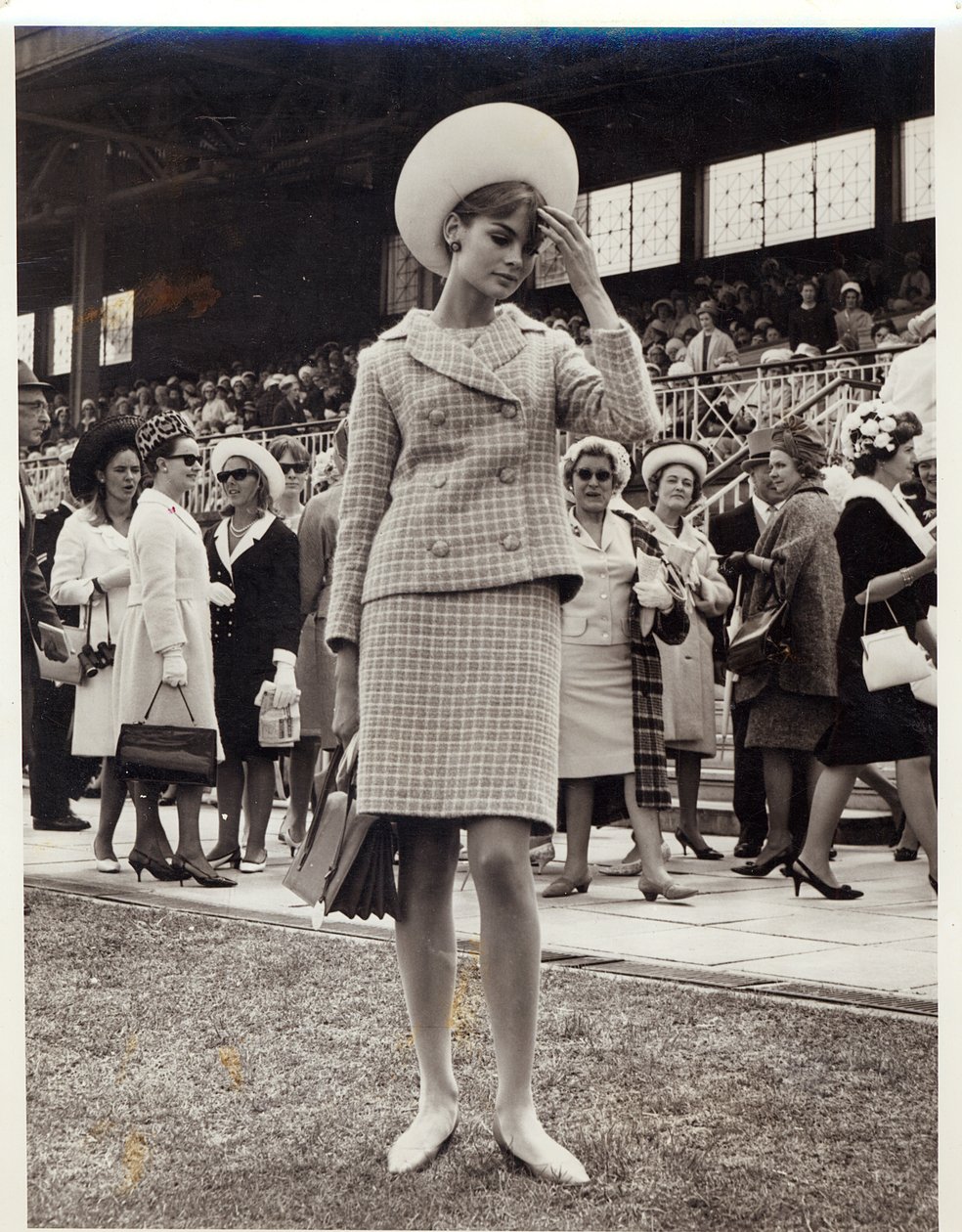 Jean Shrimpton (geb. 1942) beim Melbourne Cup 1965 von Australian Photographer