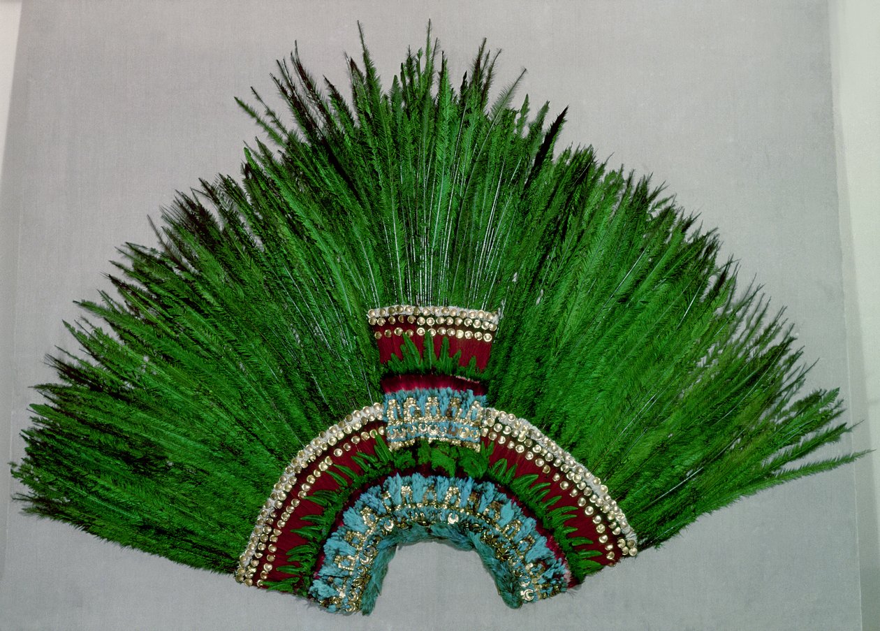Federkopfschmuck getragen von aztekischen Priestern, die Gottheiten darstellen von Aztec