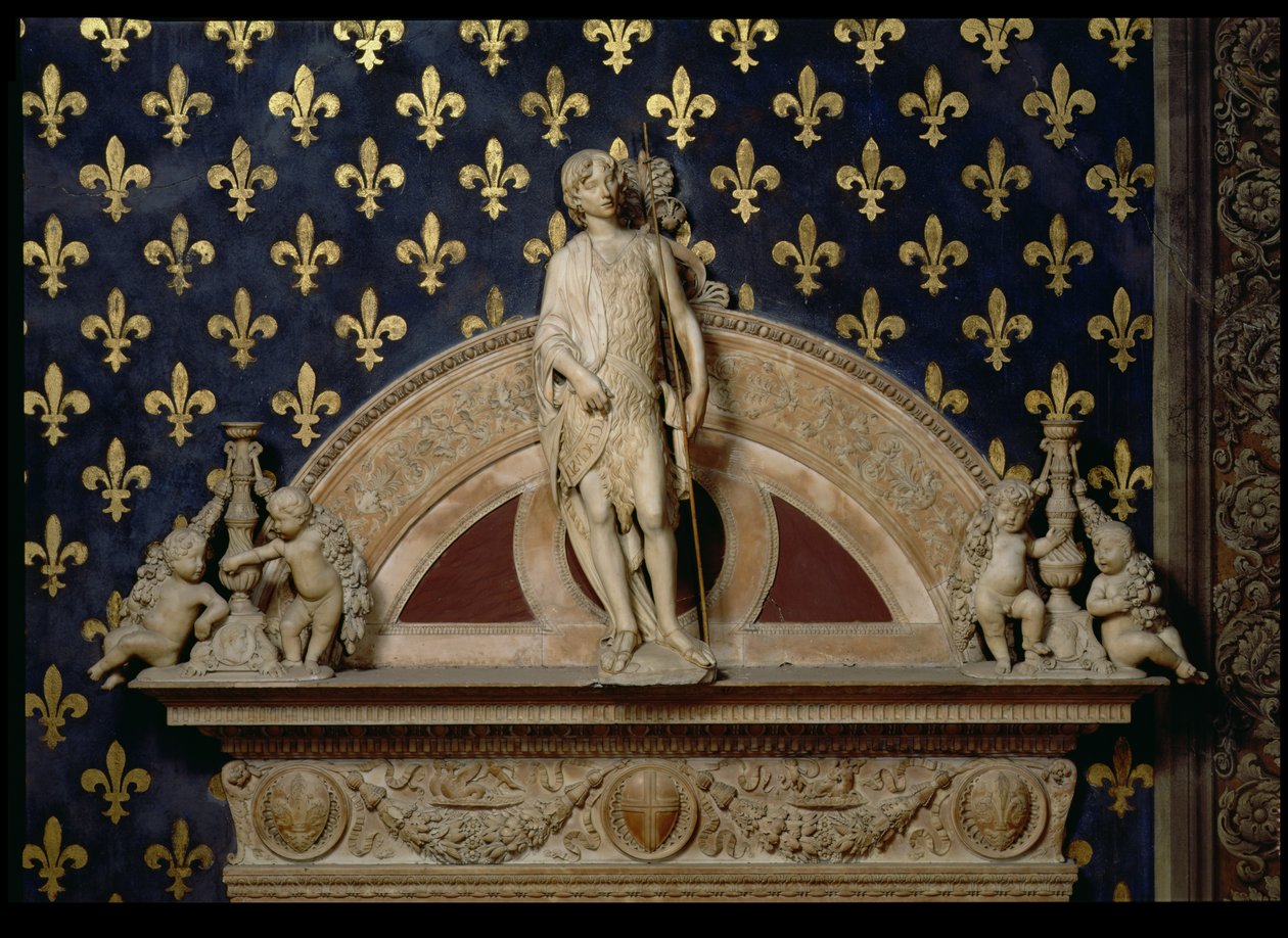 Johannes der Täufer flankiert von zwei Kerzenständern, von einem Türrahmen in der Sala dei Gigli, 1470 (Marmor) von Benedetto da Maiano