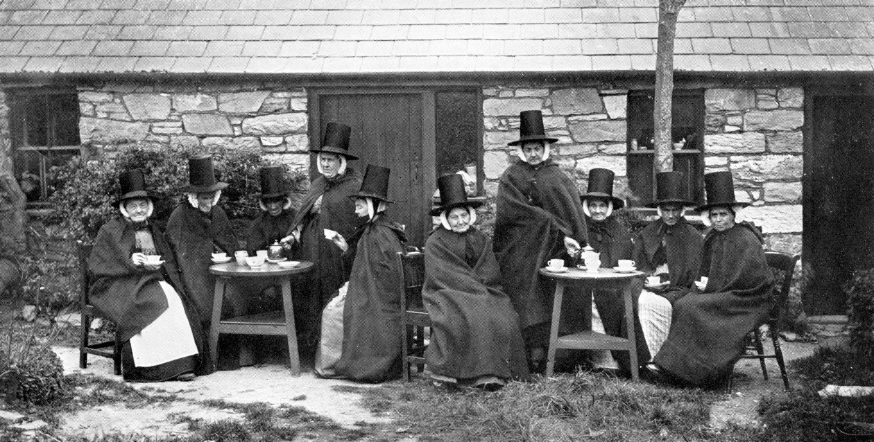 Eine walisische Teegesellschaft, späte 19. Jahrhundert von British Photographer