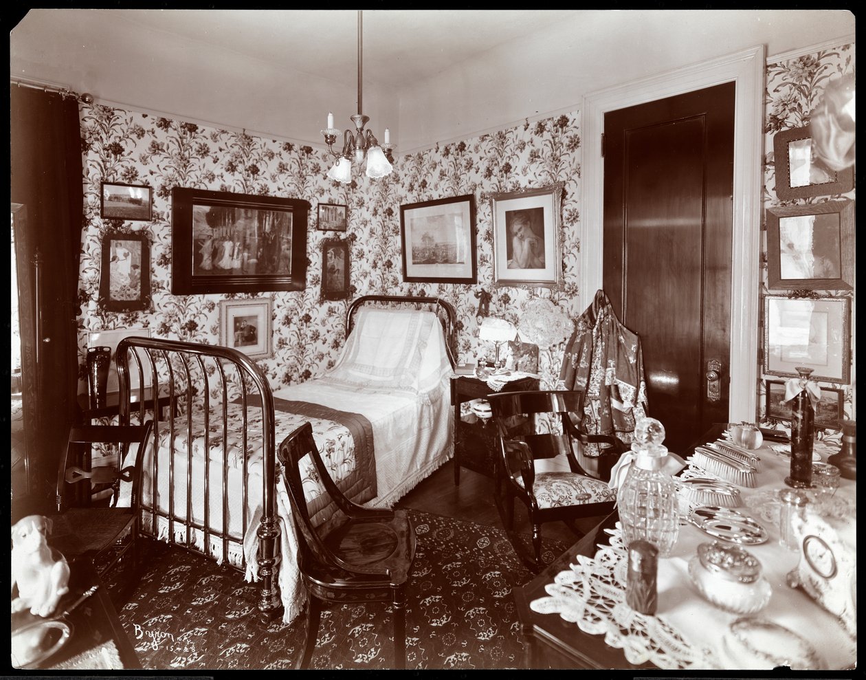 Ein Schlafzimmer in der Residenz von Mrs. Leslie Carter, New York, 1903 von Byron Company