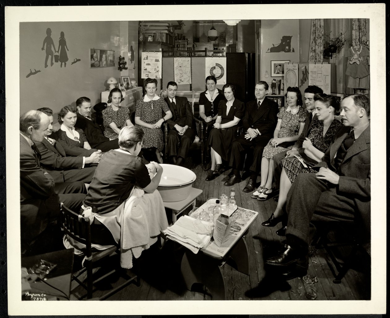 Eine Gruppe von Paaren bei einem Kurs zur Kinderpflege im Maternity Consultation Service, 1359 York Avenue, New York, 1941 von Byron Company