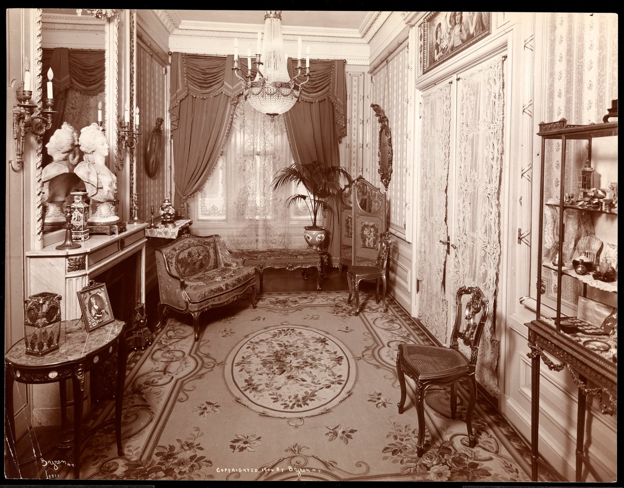 Ein kleiner Raum in der Residenz von Mrs. Leslie Carter in New York, 1904 von Byron Company