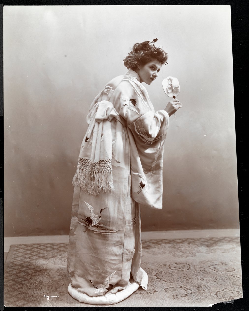 Eine Frau, die ein japanisches Kimono modelliert, New York, 1904 von Byron Company