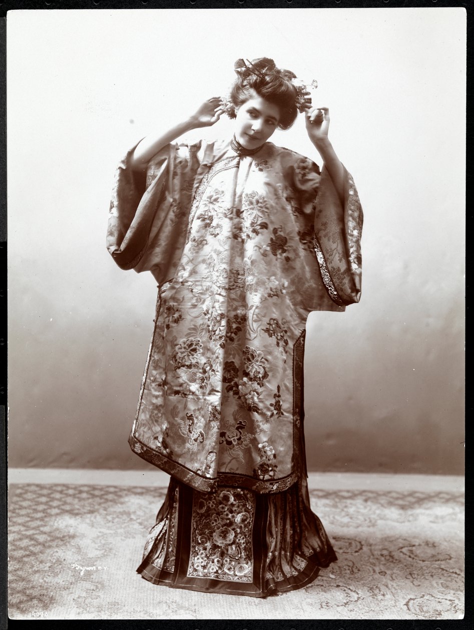 Eine Frau, die ein japanisches Kimono modelliert, New York, 1904 von Byron Company