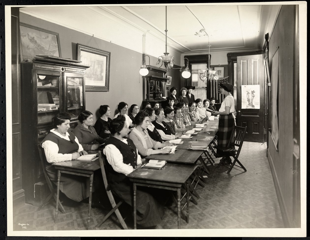 Eine Amerikanisierungsklasse für Frauen bei der Rodeph Sholom Sisterhood, 157 East 94th Street, New York, 1920 (Silbergelatineabzug) von Byron Company