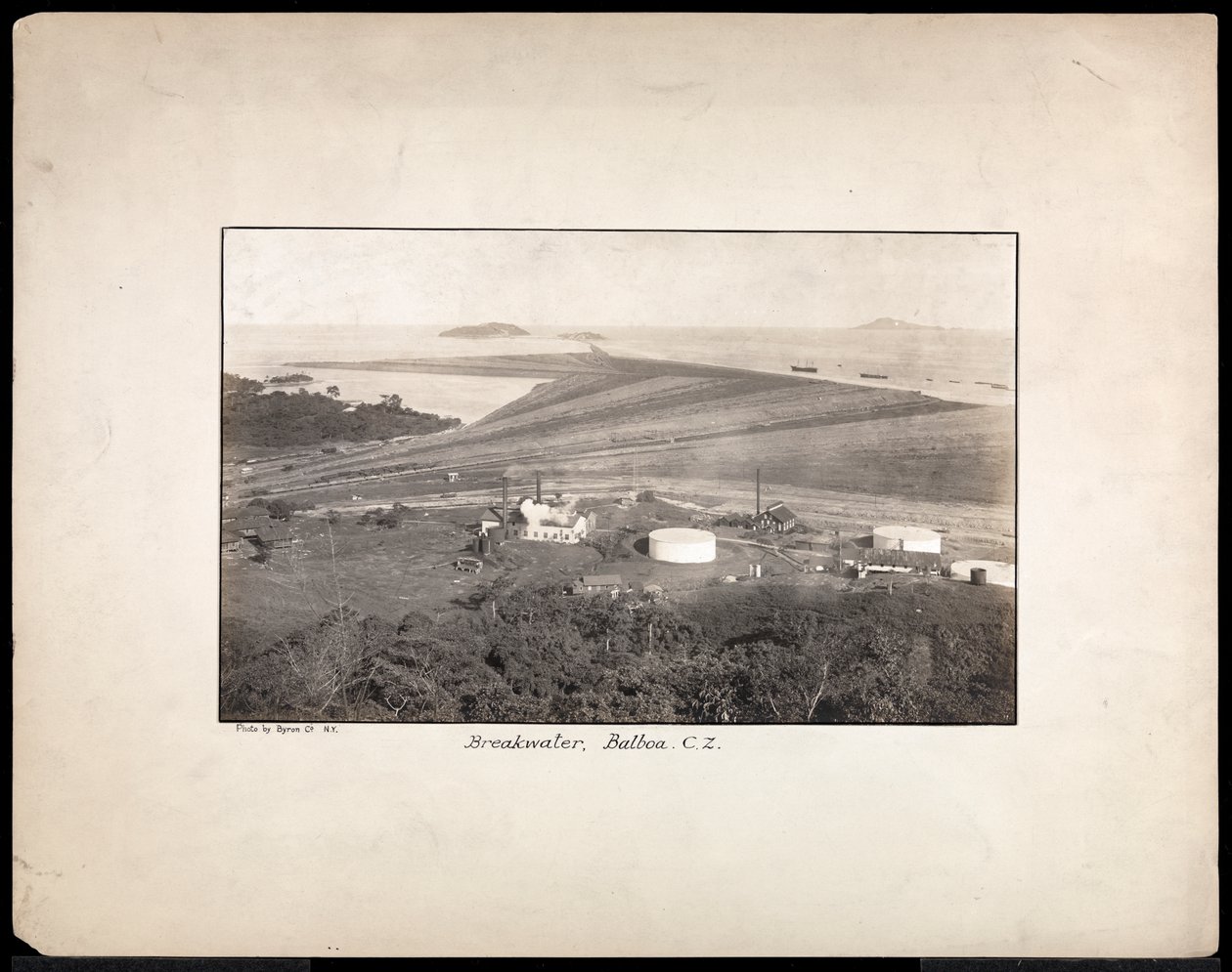 Luftaufnahme eines Wellenbrechers in Balboa, dem Pazifikeingang des Panamakanals, 1912 oder 1913 von Byron Company