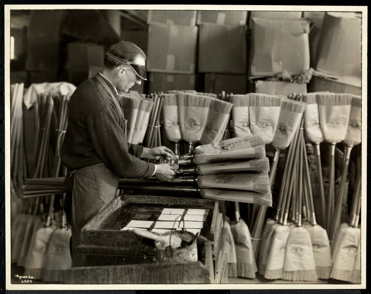 Blinder Mann etikettiert Besen im Bourne Memorial Building, New York, 1935 von Byron Company