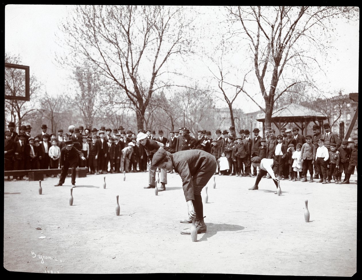 Jungen warten auf den Startschuss bei einem Rennen am Arbor Day, Tompkins Square Park, New York, 1904 von Byron Company