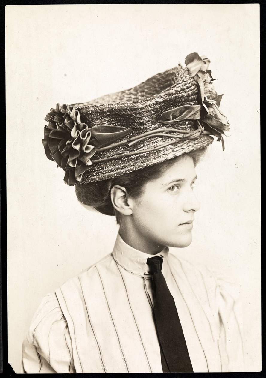 Modefotografie einer Frau, die einen Hut modelliert, New York, 1890-1910 von Byron Company