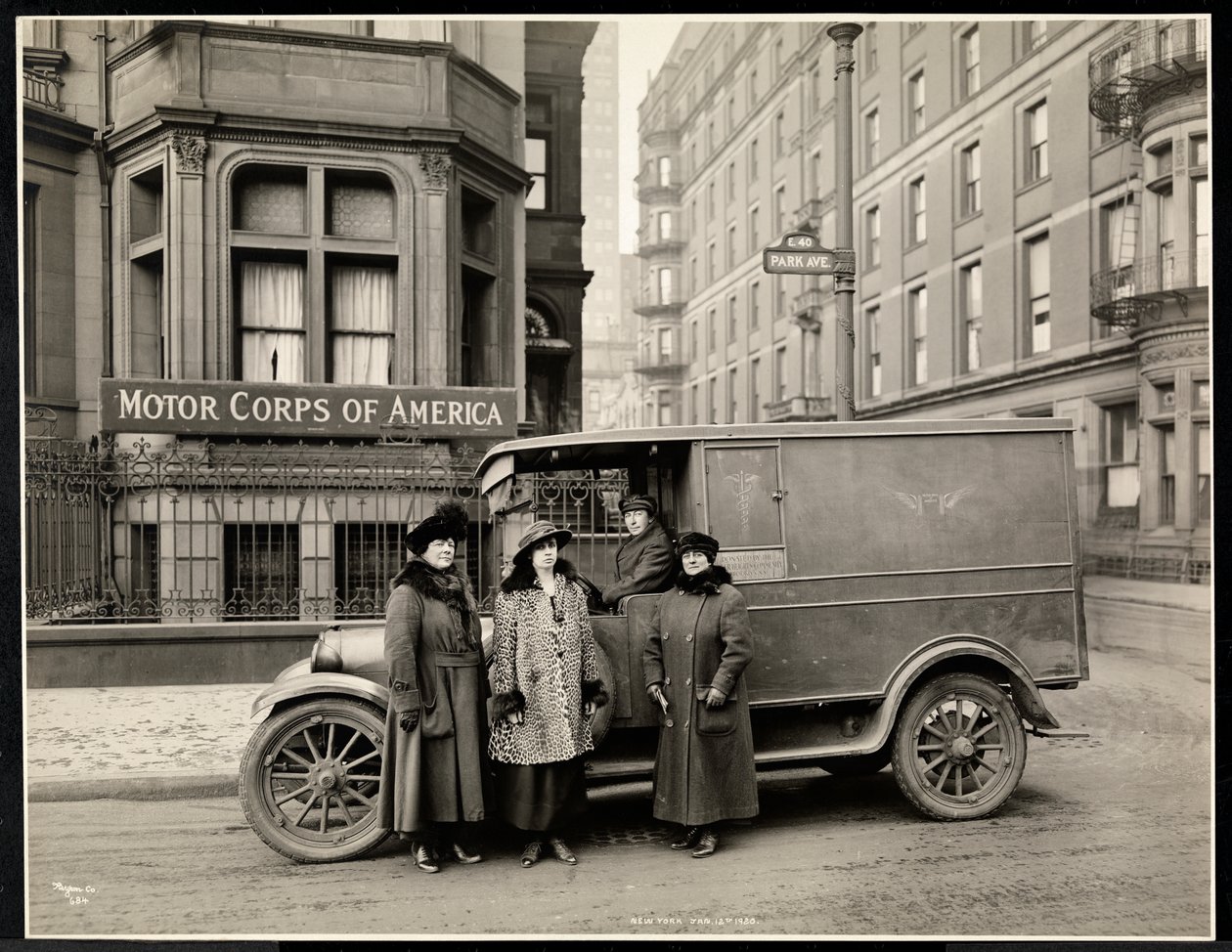 Vier Frauen des Motor Corps of America vor einem Krankenwagen in der Park Avenue, New York (1920) von Byron Company