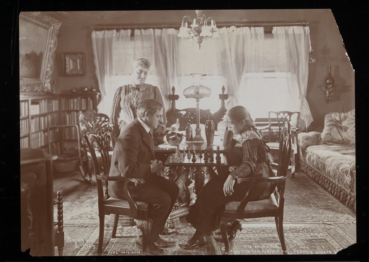 Francis Wilson und seine Tochter spielen Schach im Speisesaal ihrer Residenz in New Rochelle, New York von Byron Company