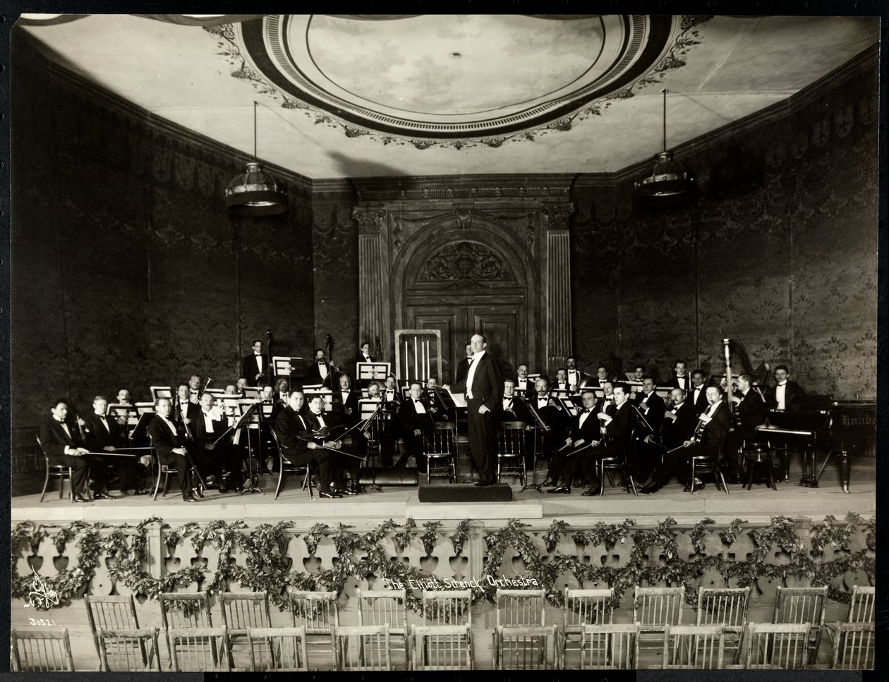 Vollständiges Orchester auf der Bühne, New York, 1911 von Byron Company